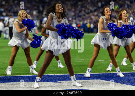 Indianapolis, Indiana, USA. 10 Nov, 2019. Indianapolis Colts cheerleaders effectuer dans la première moitié du match entre les dauphins de Miami et les Indianapolis Colts au Lucas Oil Stadium, Indianapolis, Indiana. Crédit : Scott Stuart/ZUMA/Alamy Fil Live News Banque D'Images