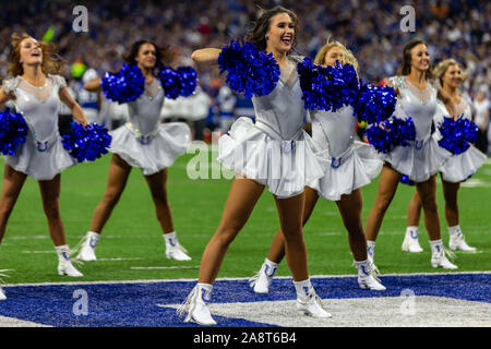 Indianapolis, Indiana, USA. 10 Nov, 2019. Indianapolis Colts cheerleaders effectuer dans la première moitié du match entre les dauphins de Miami et les Indianapolis Colts au Lucas Oil Stadium, Indianapolis, Indiana. Crédit : Scott Stuart/ZUMA/Alamy Fil Live News Banque D'Images