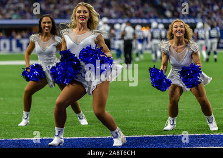 Indianapolis, Indiana, USA. 10 Nov, 2019. Indianapolis Colts cheerleaders effectuer dans la première moitié du match entre les dauphins de Miami et les Indianapolis Colts au Lucas Oil Stadium, Indianapolis, Indiana. Crédit : Scott Stuart/ZUMA/Alamy Fil Live News Banque D'Images