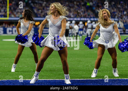 Indianapolis, Indiana, USA. 10 Nov, 2019. Indianapolis Colts cheerleaders effectuer dans la première moitié du match entre les dauphins de Miami et les Indianapolis Colts au Lucas Oil Stadium, Indianapolis, Indiana. Crédit : Scott Stuart/ZUMA/Alamy Fil Live News Banque D'Images