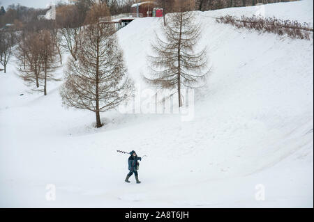 Tambov, Région de Tambov, en Russie. 10 Nov, 2019. Pêcheur avec une perceuse va à la pêche sur la digue de la ville de Tambov Crédit : Demian Stringer/ZUMA/Alamy Fil Live News Banque D'Images