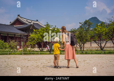 Mère et fils les touristes en Corée. Gyeongbokgung Palace motif à Séoul, Corée du Sud. Voyage Corée du concept. Voyager avec des enfants concept Banque D'Images