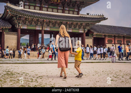 Mère et fils les touristes en Corée. Gyeongbokgung Palace motif à Séoul, Corée du Sud. Voyage Corée du concept. Voyager avec des enfants concept Banque D'Images