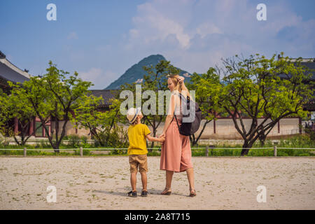 Mère et fils les touristes en Corée. Gyeongbokgung Palace motif à Séoul, Corée du Sud. Voyage Corée du concept. Voyager avec des enfants concept Banque D'Images