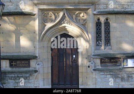 Porte à Pusey la maison et de la chapelle de St Giles Oxford en Angleterre. St Croix College occupe l'ancien Colombier maison près de l'aigle et l'enfant pub Banque D'Images