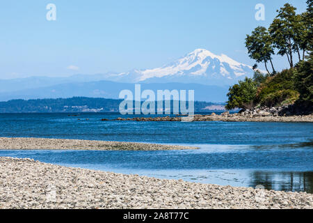 Le mont Baker comme vu à partir de la plage du nord sur l'île Orcas, Washington, USA. Banque D'Images