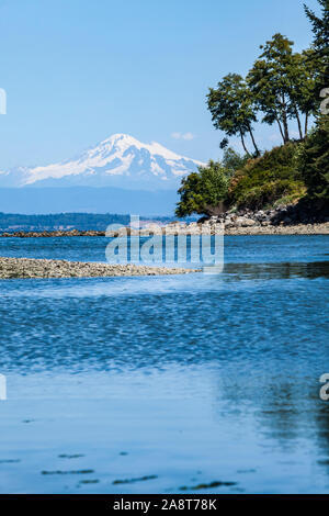 Le mont Baker comme vu à partir de la plage du nord sur l'île Orcas, Washington, USA. Banque D'Images