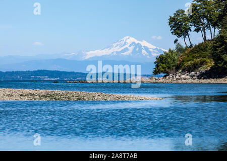Le mont Baker comme vu à partir de la plage du nord sur l'île Orcas, Washington, USA. Banque D'Images