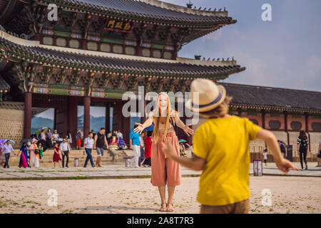 Mère et fils les touristes en Corée. Gyeongbokgung Palace motif à Séoul, Corée du Sud. Voyage Corée du concept. Voyager avec des enfants concept Banque D'Images