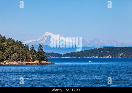 Le mont Baker vu de la Washington State ferry reliant l'île Orcas et Anacortes, Washington, USA. Banque D'Images
