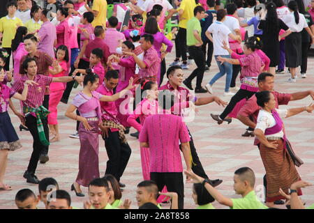 Loy Krathong bouddhiste siamois ancien danse Roi et, en Thaïlande Banque D'Images