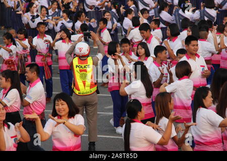 Loy Krathong bouddhiste siamois ancien danse Roi et, en Thaïlande Banque D'Images