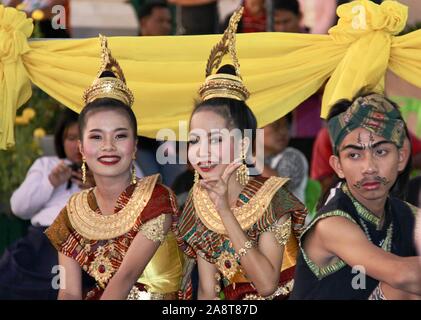 Loy Krathong bouddhiste siamois ancien danse Roi et, en Thaïlande Banque D'Images