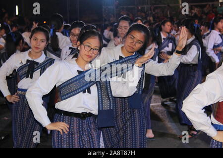 Loy Krathong bouddhiste siamois ancien danse Roi et, en Thaïlande Banque D'Images