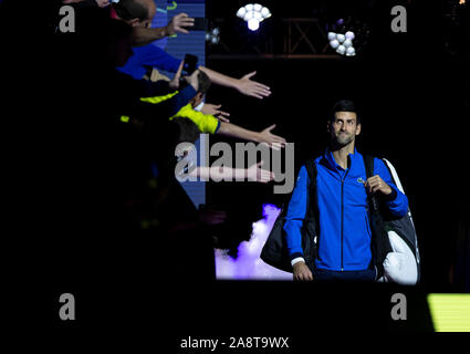 Beijing, Chine. 10 Nov, 2019. Novak Djokovic la Serbie entre dans la cour des célibataires avant le match contre groupe Matteo Berrettini de l'Italie à l'ATP World Tour Finals 2019 à Londres, Angleterre le 10 novembre 2019. Credit : Han Yan/Xinhua/Alamy Live News Banque D'Images