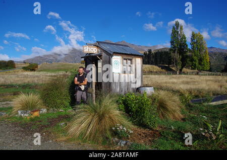 Wanaka organics farm honnêteté shop hut. Te Araroa Trail. Glendhu Bay. L'île du Sud. Nouvelle Zélande Banque D'Images