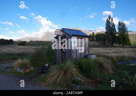 Wanaka organics farm honnêteté shop hut. Te Araroa Trail. Glendhu Bay. L'île du Sud. Nouvelle Zélande Banque D'Images