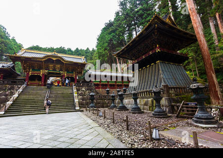 Nikko, JAPON - 15 octobre 2018 : les touristes visite du temple Taiyuin Nikko au patrimoine mondial en automne, au Japon. Banque D'Images