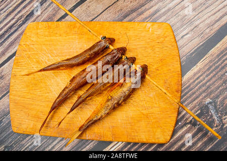 Le Mulet séchés sur une planche en bois sur la table. Cuisine poissons et fruits de mer. Snack délicieux Banque D'Images