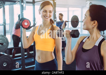 Deux femmes faisant l'entraînement fitness ensemble dans la salle de sport Banque D'Images