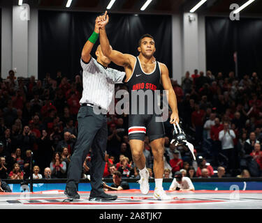 Columbus, Ohio, USA. 10 Nov, 2019. Ohio State Buckeyes Élie Cleary (157 lbs célèbre sa victoire sur la Stanford Cardinaux Tyler Eischens dans leur match à l'Covelli Centre à Columbus, Ohio. Credit : csm/Alamy Live News Banque D'Images