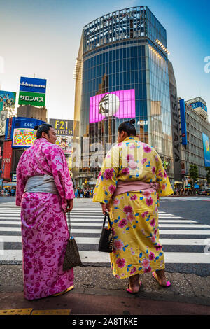 Les lutteurs de sumo au croisement de Shibuya. Croisement de Shibuya, l'intersection la plus occupée dans le monde, Tokyo, Japon, Asie Banque D'Images