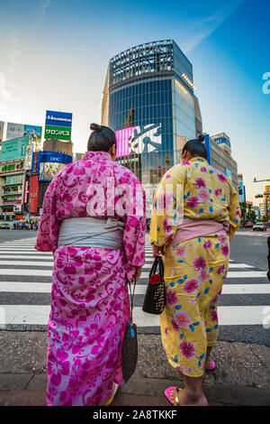 Les lutteurs de sumo au croisement de Shibuya. Croisement de Shibuya, l'intersection la plus occupée dans le monde, Tokyo, Japon, Asie Banque D'Images