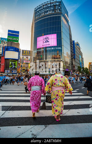 Les lutteurs de sumo au croisement de Shibuya. Croisement de Shibuya, l'intersection la plus occupée dans le monde, Tokyo, Japon, Asie Banque D'Images