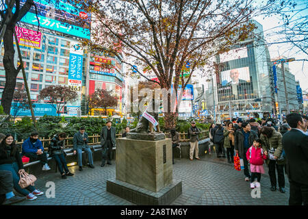 Hachiko, monument de la statue en bronze de Hachiko à Shibuya Station. Hachiko était un chien célèbre qui ont attendu pour propriétaire après sa mort. Shibuya, Tokyo, Banque D'Images