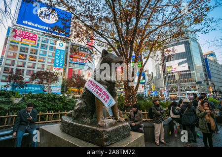 Hachiko, monument de la statue en bronze de Hachiko à Shibuya Station. Hachiko était un chien célèbre qui ont attendu pour propriétaire après sa mort. Shibuya, Tokyo, Banque D'Images