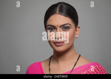 Portrait d'une jeune femme en sari Banque D'Images