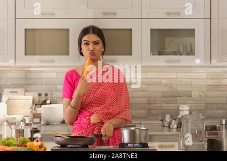 Femme en pensant à cuisine vaisselle Banque D'Images