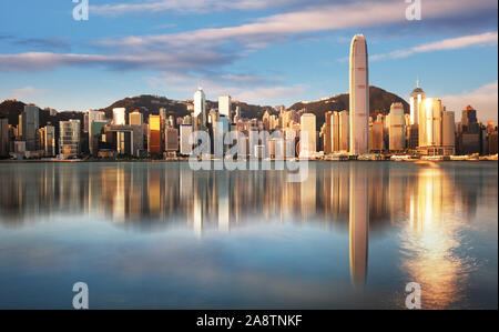 Hong Kong au lever du soleil avec la réflexion, financières downtow avec gratte-ciel Banque D'Images