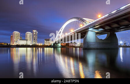 Skyline de Bratislava avec Apollo bridge at night, Slovaquie Banque D'Images