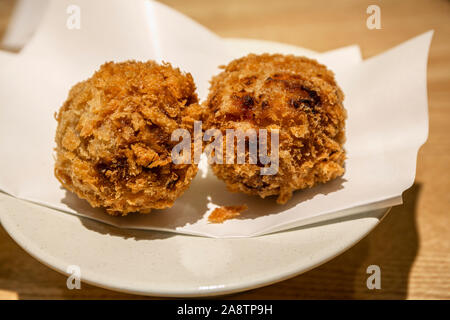 Croquettes de viande hachée. EN Brasserie japonaise. Shinagawa. Tokyo. Le Japon Banque D'Images