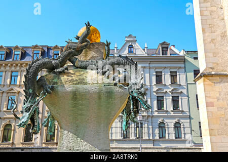 Halle/Saale, Germany-August 24, 2019 : Dragons du Dragon et à la Marktkirche, côté ouest Banque D'Images