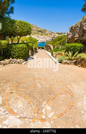 Chemin d'accès à la plage de Kalithea Kalithea Springs ou Therme à Rhodes. Grèce Banque D'Images