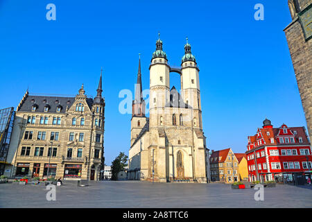 Halle/Saale, Germany-August 25, 2019 : Place du Marché Central avec Tour Rouge et du marché, l'église St Mary's Church Banque D'Images