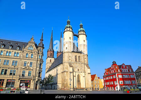 Halle/Saale, Germany-August 25, 2019 : Place du Marché Central avec Tour Rouge et du marché, l'église St Mary's Church Banque D'Images