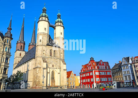 Halle/Saale, Germany-August 25, 2019 : Place du Marché Central avec Tour Rouge et du marché, l'église St Mary's Church Banque D'Images