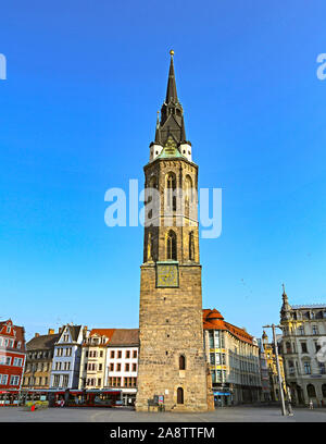 Halle (Saale), Germany-August 25, 2019 : La tour rouge à la place du marché, autoportant et clocher de l'horloge Banque D'Images