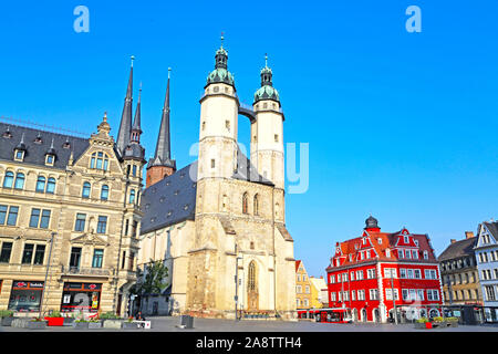 Halle/Saale, Germany-August 25, 2019 : Place du Marché Central avec Tour Rouge et du marché, l'église St Mary's Church Banque D'Images