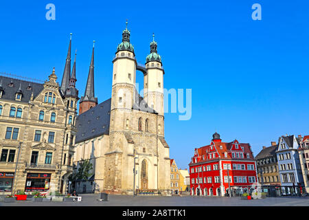 Halle/Saale, Germany-August 25, 2019 : Place du Marché Central avec Tour Rouge et du marché, l'église St Mary's Church Banque D'Images