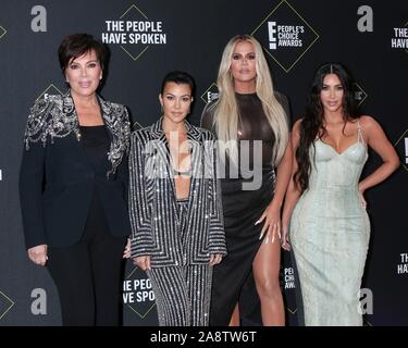 Santa Monica, CA, USA. 10 Nov, 2019. Kris Jenner, Kourtney Kardashian, Khloe Kardashian, Kim Kardashian à l'Ouest au niveau des arrivées pour E ! People's Choice Awards - Arrivals, Barker Hangar, Santa Monica, CA, le 10 novembre 2019. Credit : Priscilla Grant/Everett Collection/Alamy Live News Banque D'Images