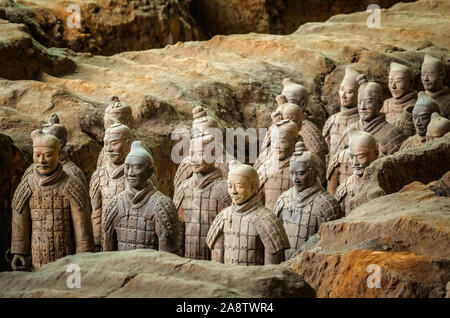 Sculptures d'excavation des statues de soldats de l'armée en terre cuite de Qin Shi Huang, l'empereur Xian, Shaanxi, Chine Banque D'Images