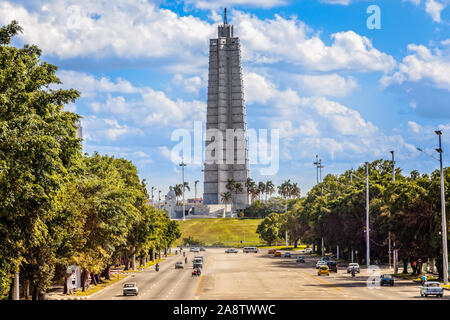 Vue sur la place de La Havane avec monument, memorial tower et le trafic routier avec au premier plan, quartier Vedado, La Havane, Cuba Banque D'Images