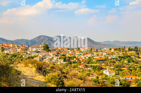 Panorama de Lefkara, village chypriote traditionnel avec des maisons sur le toit rouge et les montagnes en arrière-plan, district de Larnaca, Chypre Banque D'Images