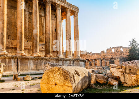 Colonnes du temple romain antique de Bacchus avec les ruines de l'ancienne ville, vallée de la Bekaa, à Baalbek, Liban Banque D'Images