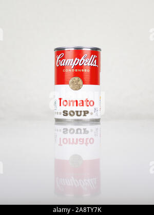 SABADELL, ESPAGNE-11 novembre 2019 : Pouvez de Campbell's Tomato Soup, design 2019, réflexion imaginer Banque D'Images