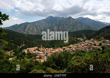 Le village de montagne de Ghisoni à département de la Haute-Corse et de la Corse Banque D'Images